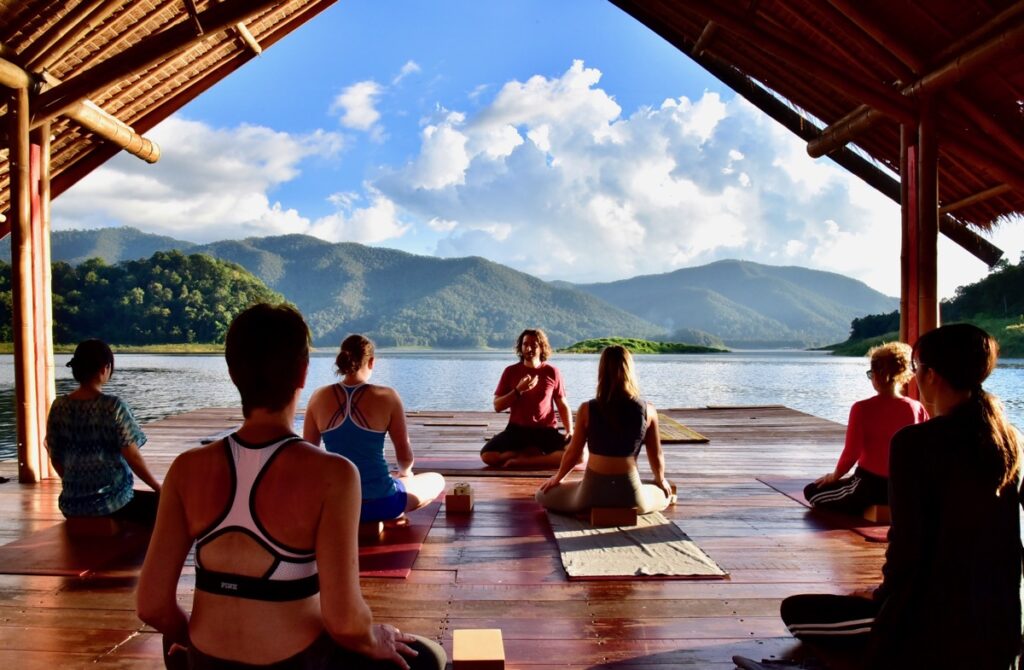 การรีทรีทโยคะและสุขภาพที่ประเทศไทย: สถานที่สุขภาพที่บูรณ์บันได